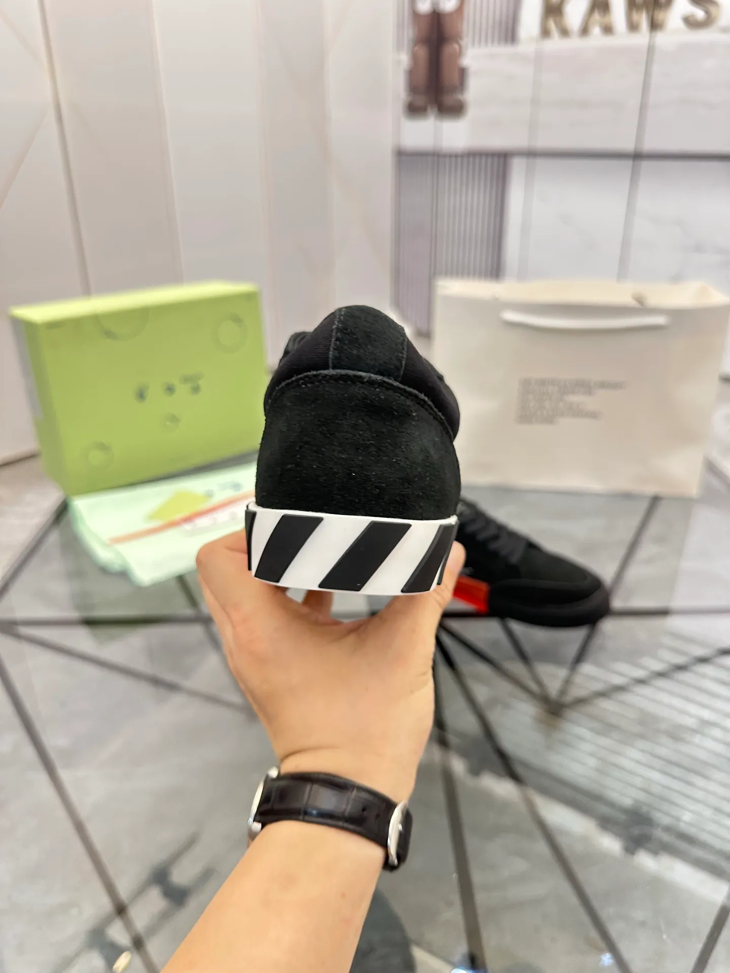 Selling men's shoes 💰: 💰P440¥ Product trademark: OFF WHITE * "OFF WHITE*" low-top casual shoes Regular size: 35-45 (can be customized to 46) Couple style Product materials: imported nubuck leather upper spliced ​​with original fabric, breathable lining, original outsole. No.: H203